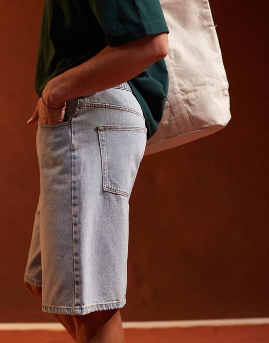 ASOS DESIGN långlängds denimshorts i ljus tvättad blå - Image 4