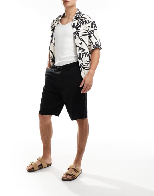 Slitna cargo-linne shorts i svart - Image 3