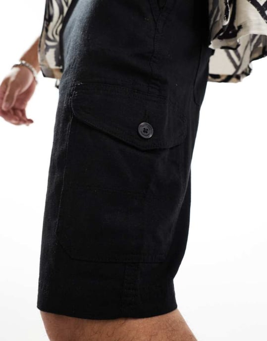 Slitna cargo-linne shorts i svart - Image 4
