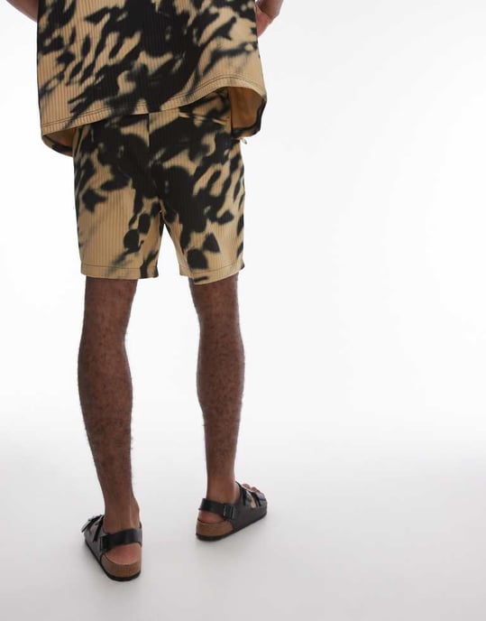 Topman samordnad suddig blommönstrad plisserad shorts i svart - Image 2