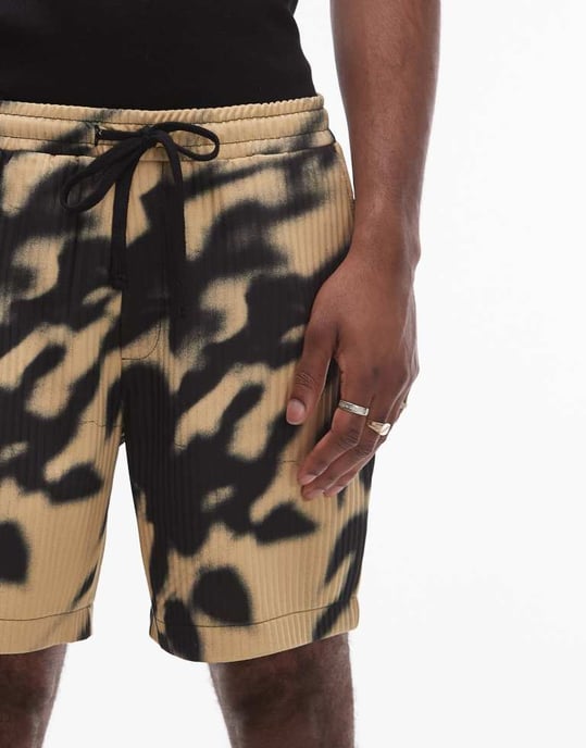 Topman samordnad suddig blommönstrad plisserad shorts i svart - Image 3