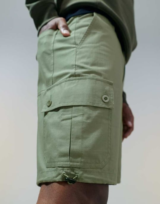 ASOS DESIGN slim cargo shorts i khaki - Image 3