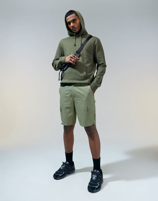 ASOS DESIGN slim cargo shorts i khaki - Image 4