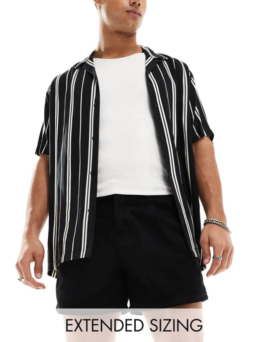 ASOS DESIGN plisserade midilånga denimshorts i svart - Image 1