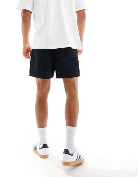 ASOS DESIGN slim cargo shorts med lappar i svart - Image 3