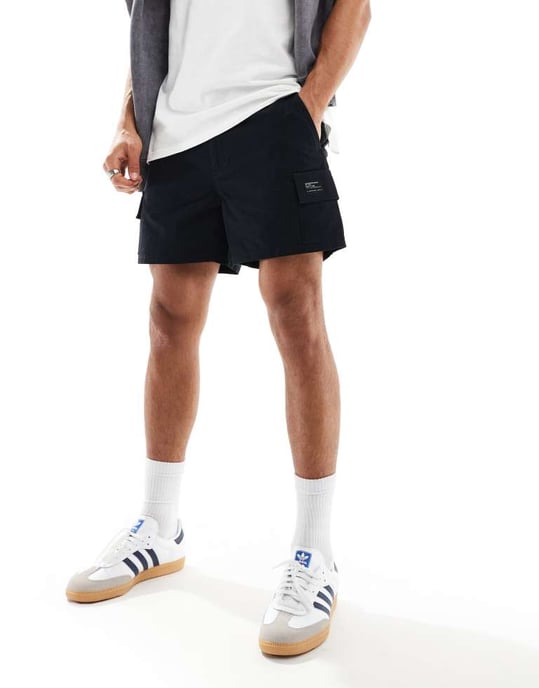 ASOS DESIGN slim cargo shorts med lappar i svart - Image 4