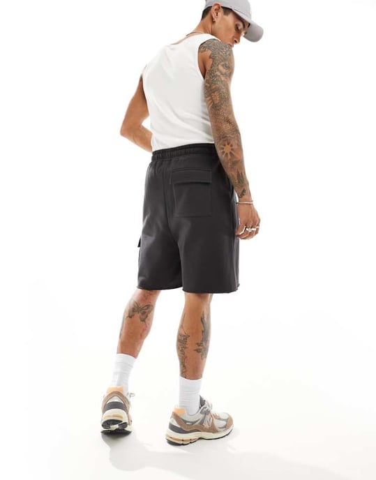 ASOS DESIGN slim fit utility shorts i svart - Image 4