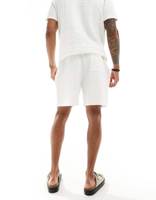 ASOS DESIGN oversized texturerade shorts i vitt - Image 3