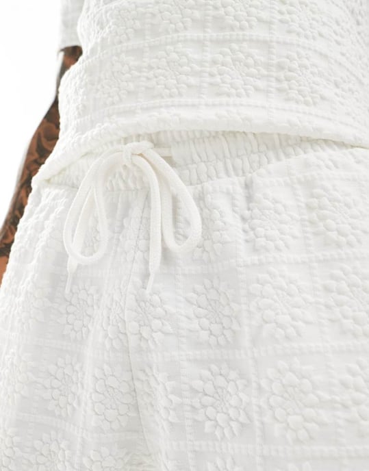 ASOS DESIGN oversized texturerade shorts i vitt - Image 4