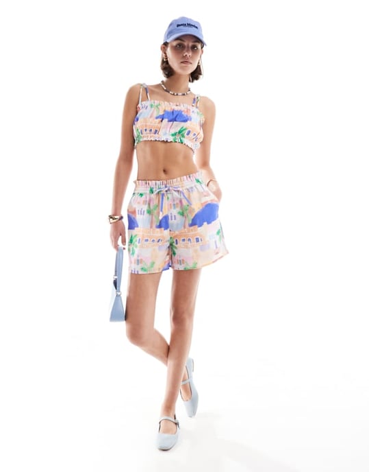 ASOS DESIGN kortbyxor med volangdetalj i scenisk tryckkoord - Image 1