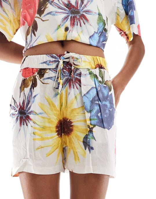 Obey samordnad tryckta shorts i vitt multi - Image 3