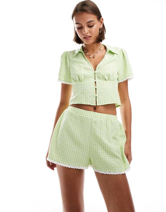 Miss Selfridge rutiga shorts med spetsdetaljer i grön - Image 2