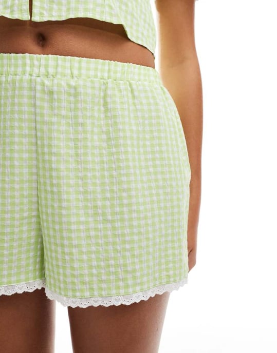 Miss Selfridge rutiga shorts med spetsdetaljer i grön - Image 3