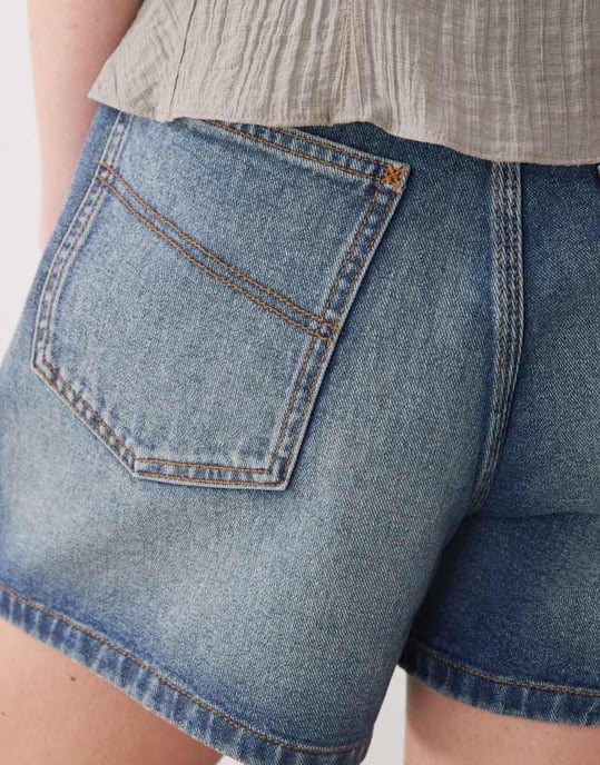 COLLUSION denim mom shorts in midwash - Image 4
