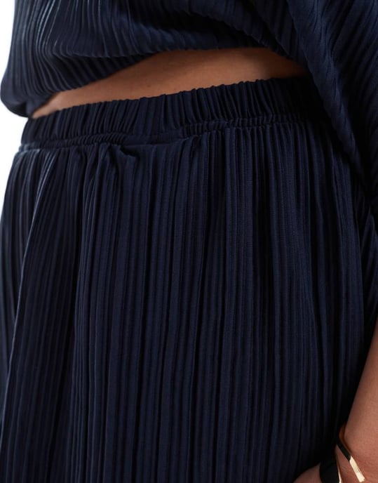 Vero Moda Curve plisse short co-ord in navy - Image 2