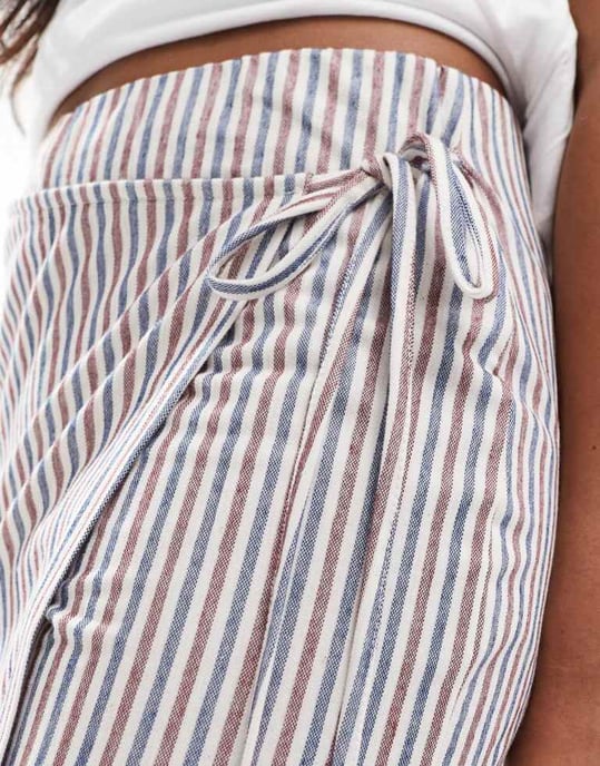 ASOS DESIGN wrap front skort i nautisk rand - Image 2