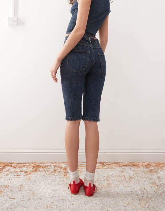 COLLUSION X000 low rise capri jean co-ord in mid blue - Image 4