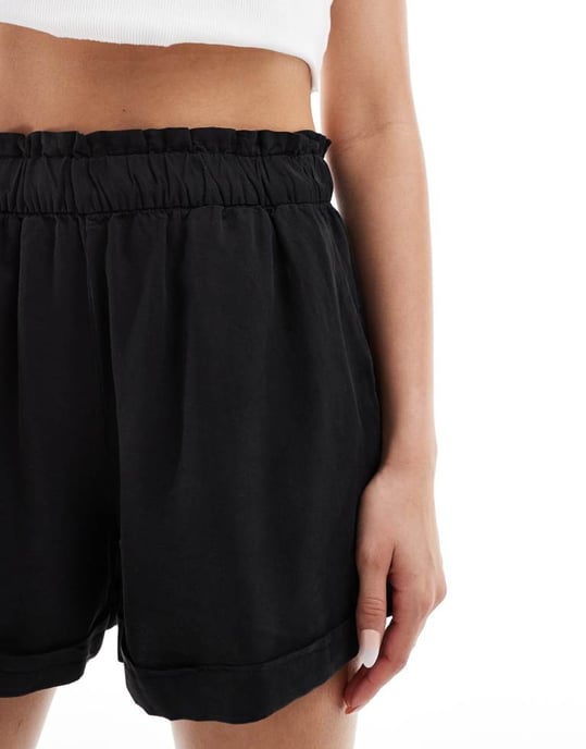 Vero Moda silkiga midjebyxor i svart - Image 4