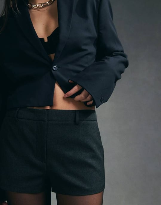 ASOS DESIGN skräddarsydda mikroshorts i mörkgrå - Image 4