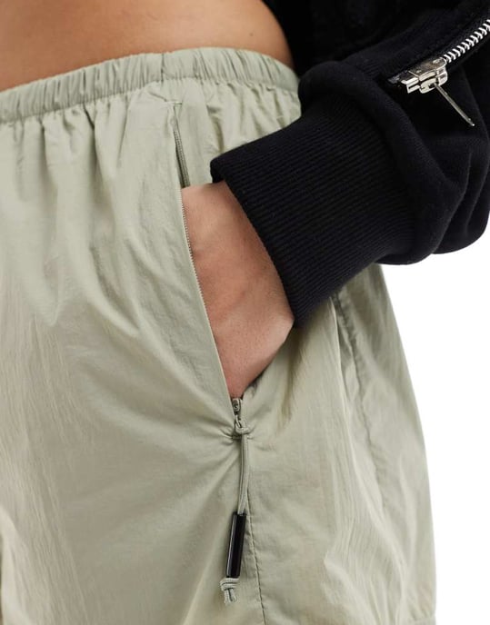 Rains Naha ultralätta nylonshorts i salviagröna - Image 2