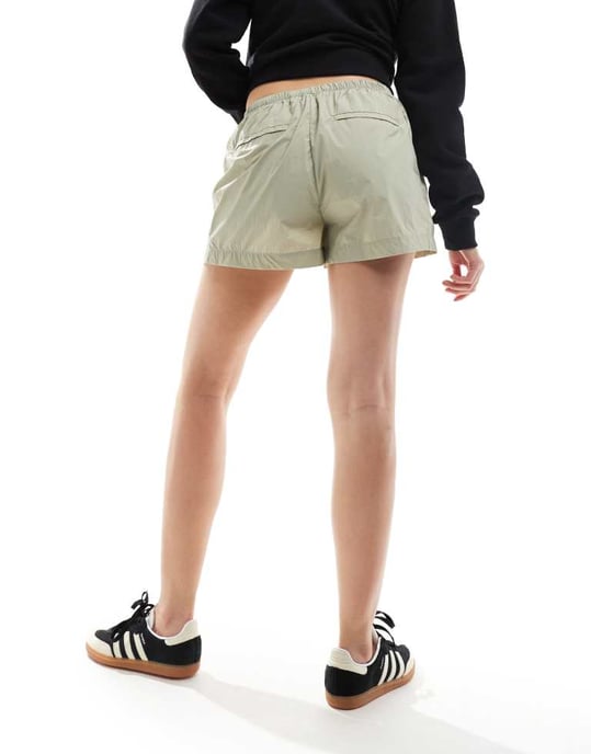 Rains Naha ultralätta nylonshorts i salviagröna - Image 3
