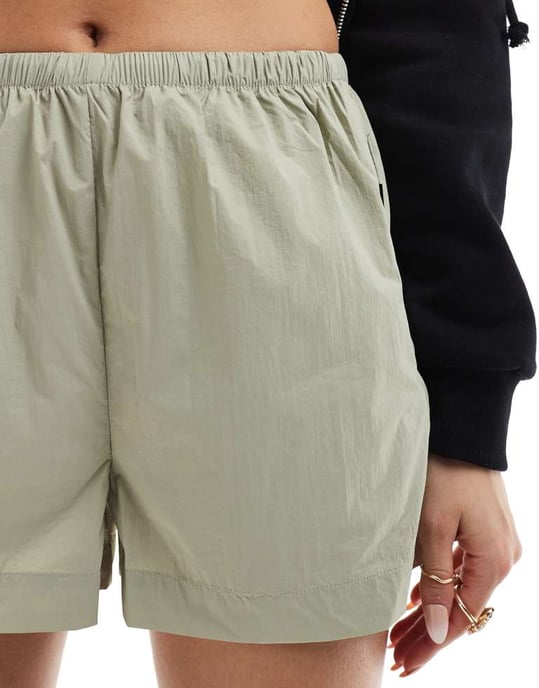 Rains Naha ultralätta nylonshorts i salviagröna - Image 4