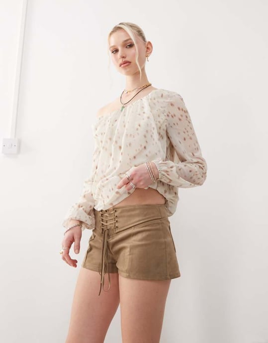 Motel janna faux suede hotpant in walnut - Image 2