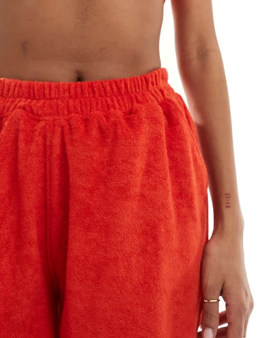 Kaiia frotté sweatshorts set i röd - Image 4