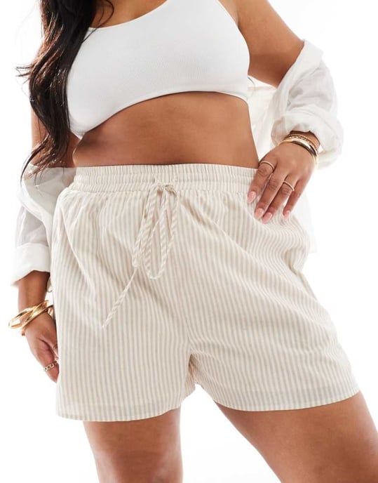 In The Style Plus x Georgia Louise dragsko-shorts i krämrandig - Image 3