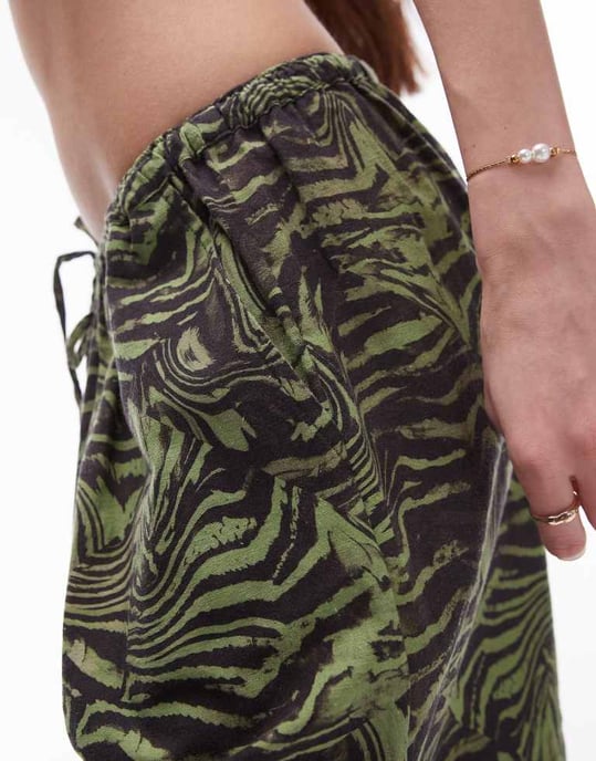 Topshop strandshorts i kakhizebramönster - Image 2