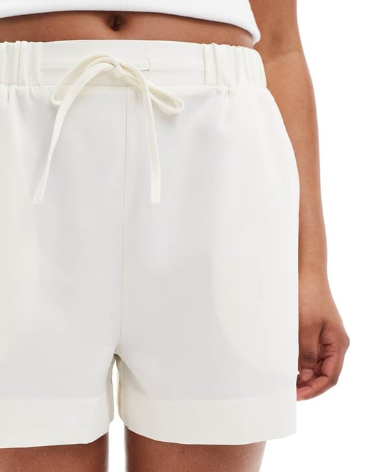 ASOS DESIGN skräddarsydda kortbyxor i krämfärg - Image 4