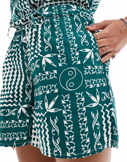 Obey samordnad scarf-mönstrad shorts i grön - Image 2