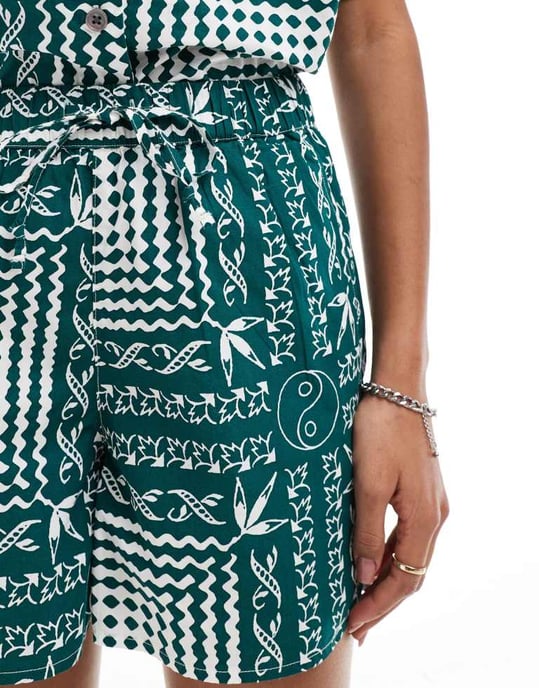Obey samordnad scarf-mönstrad shorts i grön - Image 3