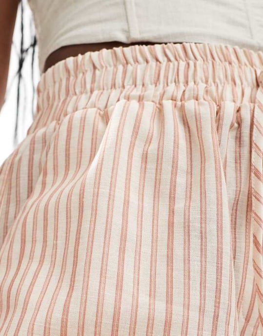 ASOS DESIGN kortbyxa med knytband i midjan i linnemix i brunt och krämrandig - Image 3