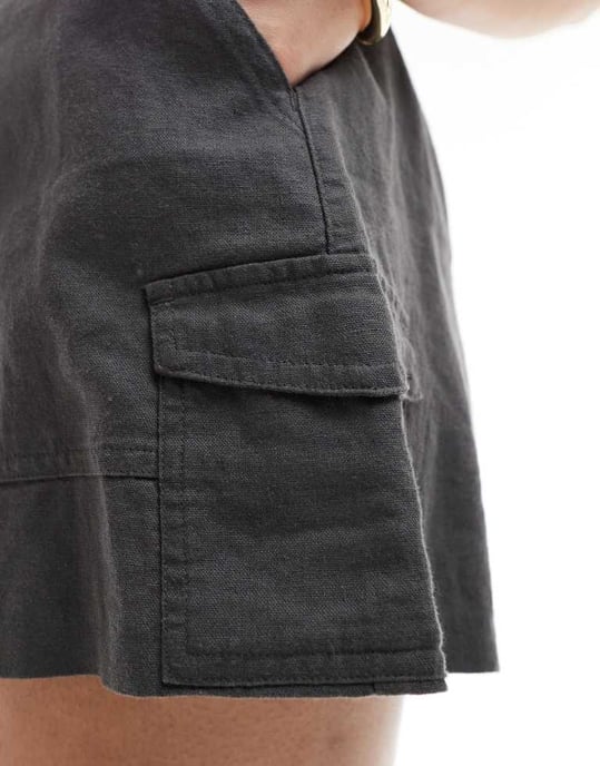 Hollister hög midja linne cargo skräddarsydd kortbyxa i mörkgrått - Image 2