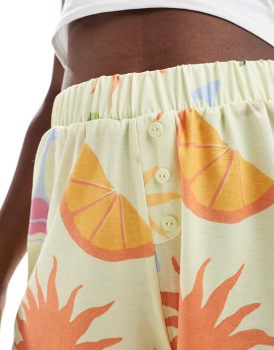 ASOS DESIGN boxershorts med semestertryck i mjuk gul - Image 3