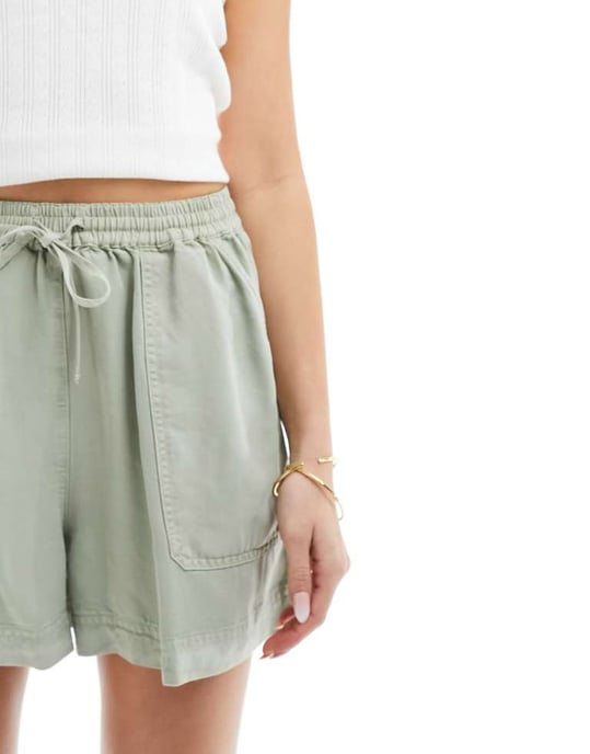 ASOS DESIGN avslappnade shorts med knytband i tvättad salviagrön - Image 4