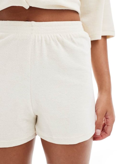 ASOS DESIGN Kelly handduksliknande strandshorts i creme - Image 3