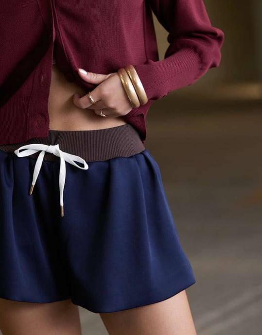 ASOS DESIGN bubbla fåll shorts i marinblå - Image 2