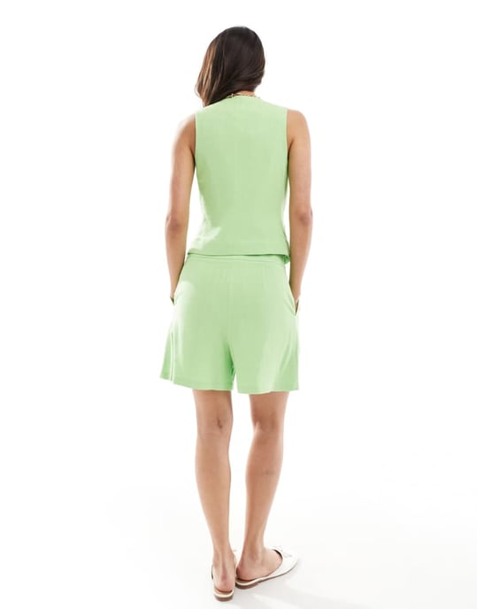 ASOS DESIGN skräddarsydda linnefållade shorts i limegrön - Image 3
