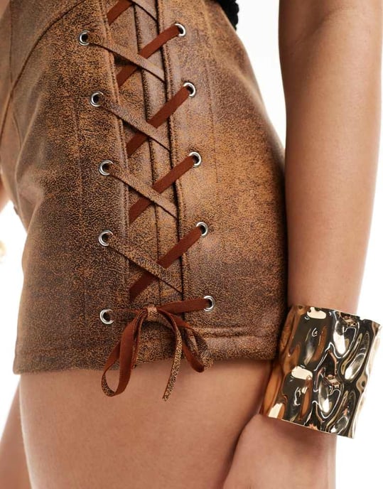 ASOS DESIGN tvättade skinnlook hotpants-shorts med snörning i tan - Image 2