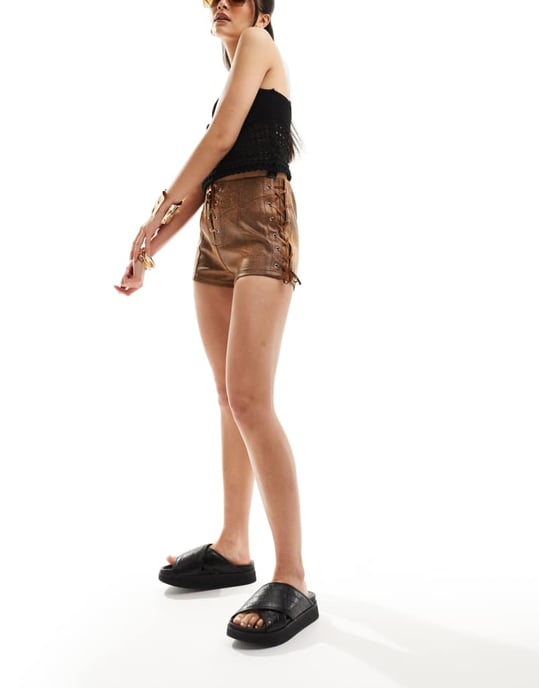 ASOS DESIGN tvättade skinnlook hotpants-shorts med snörning i tan - Image 3