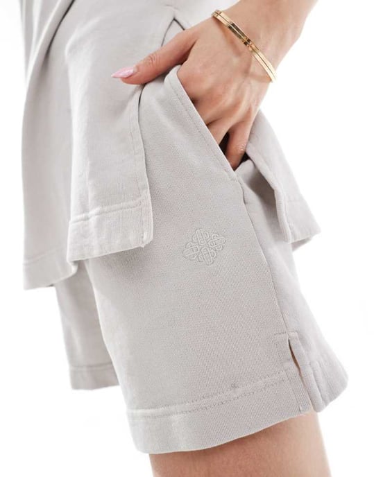 Couture Club koord tvättade emblem shorts i grått - Image 3