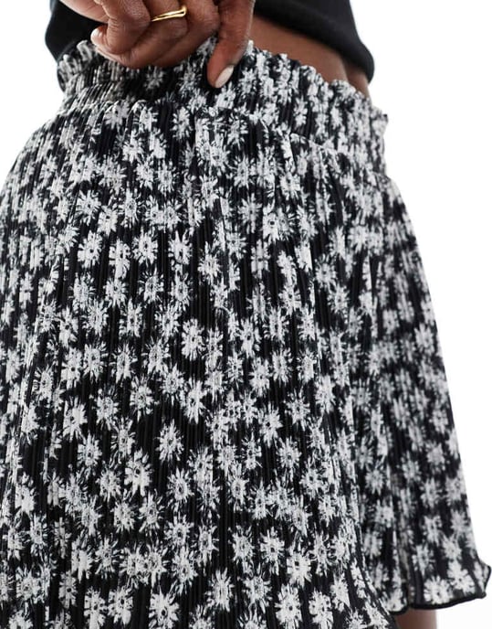 ASOS DESIGN flippiga plisserade shorts i mono ditsy - Image 2