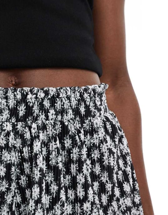 ASOS DESIGN flippiga plisserade shorts i mono ditsy - Image 4
