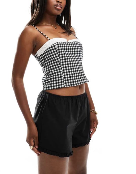 ASOS DESIGN poplin shorts med volangkant i svart - Image 1