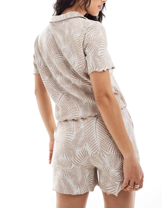 Objekt texturerade shorts med vågig kant i neutral palmtryck - Image 4