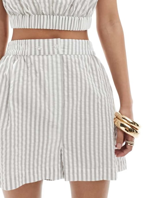 ASOS DESIGN kortbyxor med dragkedja och remmidja i grårandig koord - Image 4