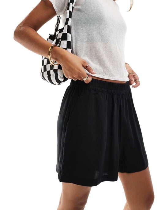 Noisy May högmidjade shorts i svart - Image 3