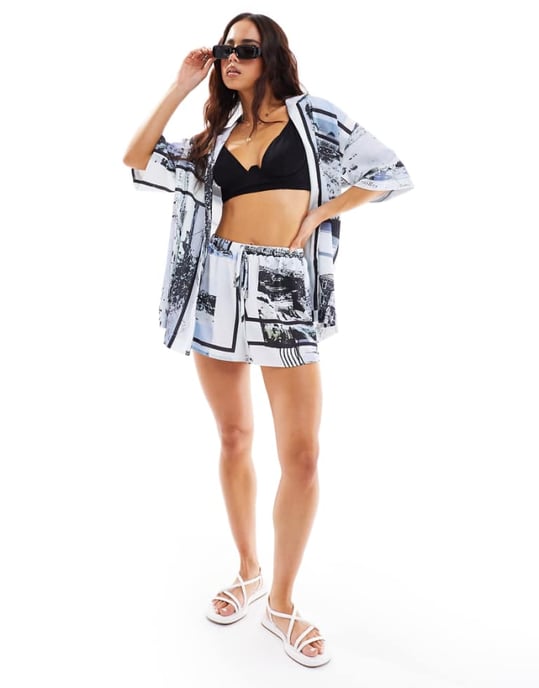 ASOS DESIGN satängkoordinationsshorts i tidningstryck - Image 1
